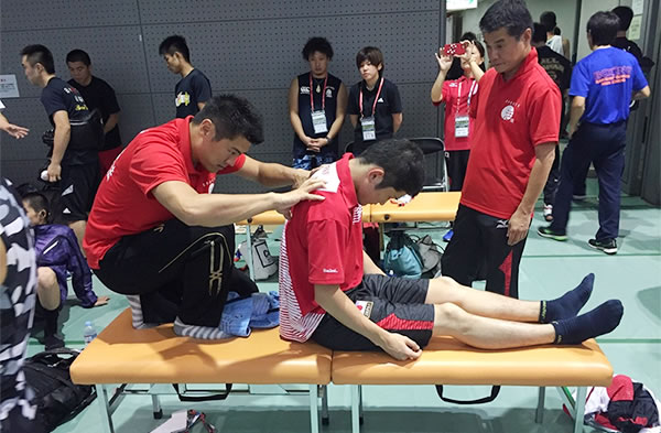 左:田中宣彦スポーツ活法代表講師、右:小林英健理事長