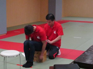 小林理事長による成田緑夢選手の 施術風景