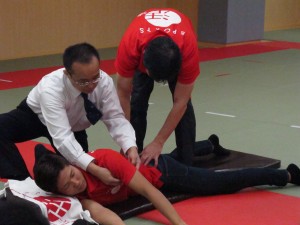 小林理事長・坂本副校長による 成田緑夢選手の施術風景