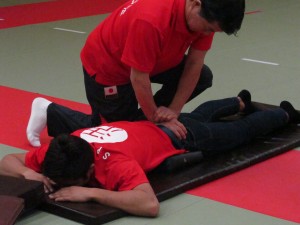 小林理事長による 成田緑夢選手の施術風景