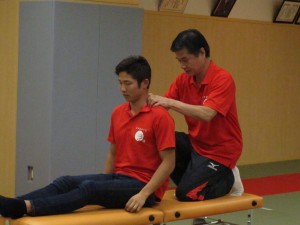 小林理事長による 成田緑夢選手の施術風景