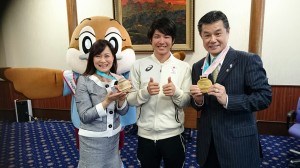 金と銅のメダルと共に