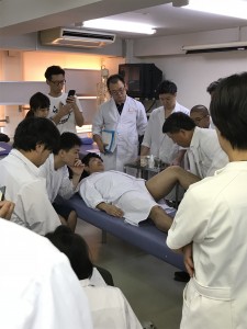 実際に鍼を打ってみせる